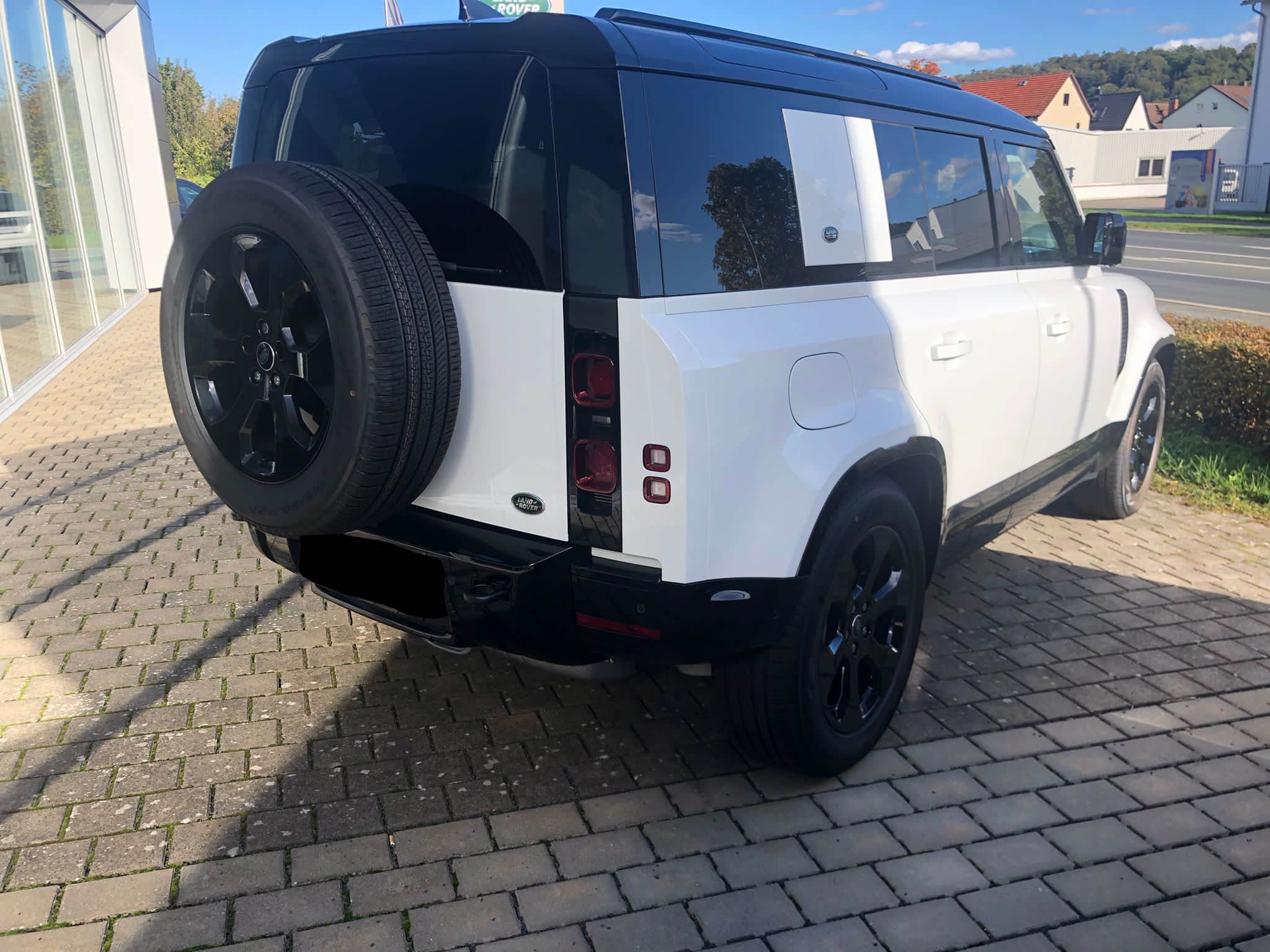 LAND ROVER DEFENDER D 300 110 X-Dynamic SE | nový nástupce legendrárního offroadu | nafta 300 koní | maximální výbava | nákup online | super cena | Autoibuy.com 